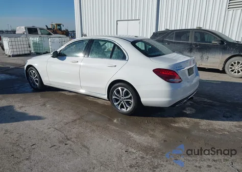 2016 Mercedes-Benz C 300 4Matic z USA, uszkodzony, nr VIN 55SWF4KB0GU142101